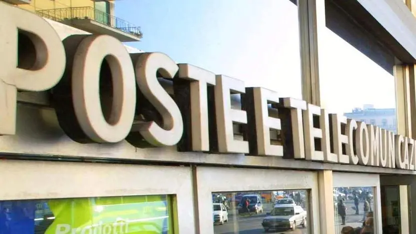 POSTE: NIENTE PIU' FILE CON L'AFFRANCATURA ONLINE . Nella foto di archivio, una fila di persone davanti all'entrata di un ufficio postale. CIRO FUSCO /ANSA/ JI