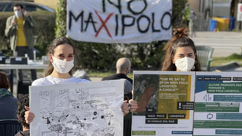 Una manifestazinoe contro il maxi polo di Casale