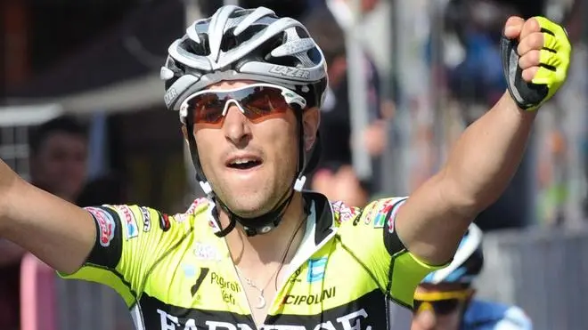 Italian runner Oscar Gatto, of Farnese Vini Team, wins the 217-km eighth stage of Giro d'Italia, from Sapri to Tropea, today, 14 may 2011. Second place for spanish Alberto Contador of Saxo Bank, same time of Gatto. ANSA/ CARLO FERRARO