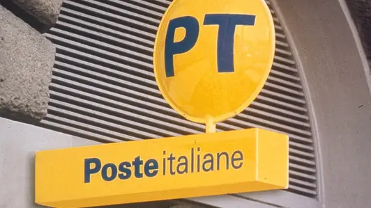 Insegna esterna di un ufficio postale di Roma in una foto di archivio. ANSA / ALESSIA PARADISI