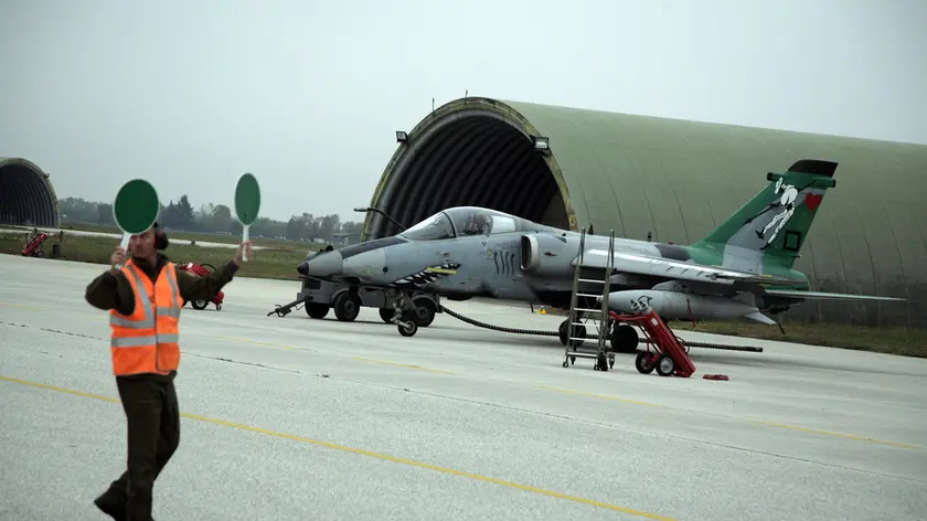 Un cacciabombardiere Amx pronto al decollo da Istrana