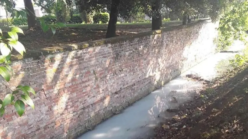 La Pievesella ricoperta di schiuma bianca