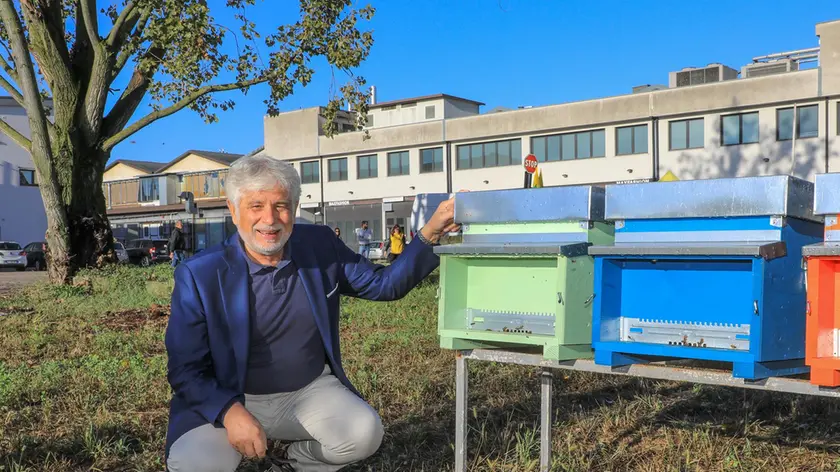 Il sindaco Gianni Montesel nell’Oasi delle Api di via Caduti sul Lavoro