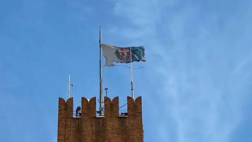 La bandiera rovinata sulla Torre Civica in questi giorni