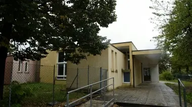La scuola Andersen di Fiera e a lato l’assessore ai lavori pubblici Giuseppe Basso