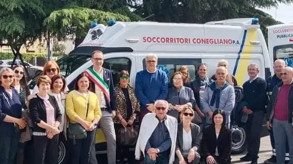 Il gruppo Soccorritori Conegliano e la nuova ambulanza