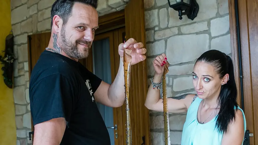 Agostini Trevignano Famiglia in via sant'elena invasa dalle mosche Simone Favero e Cecilia sant'agata