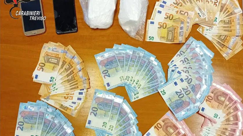 Le banconote e la cocaina sequestrate dai caraibinieri