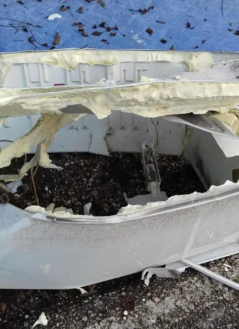 Il frigorifero fatto esplodere con una bomba carta all’ex ecocentro di Motta