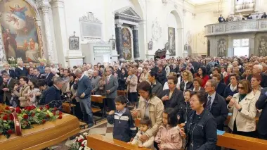 Folla in chiesa per l’addio al mitico Gigi Polentes