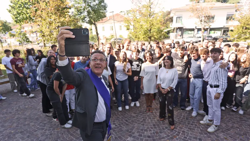 Selfie con gli studenti del liceo Canova del presidente della Provincia, Stefano Marcon
