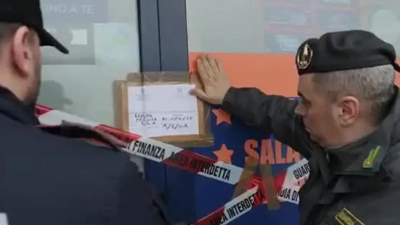 Un fermo immagine tratto da un video della Guardia di Finanza di Trieste che, con la squadra mobile di Venezia, ha eseguito 50 misure cautelari e 11 provvedimenti di obbligo di dimora e di altro tipo, 19 febbraio 2019. ANSA/ US GUARDIA DI FINANZA +++ NO SALES - EDITORIAL USE ONLY +++