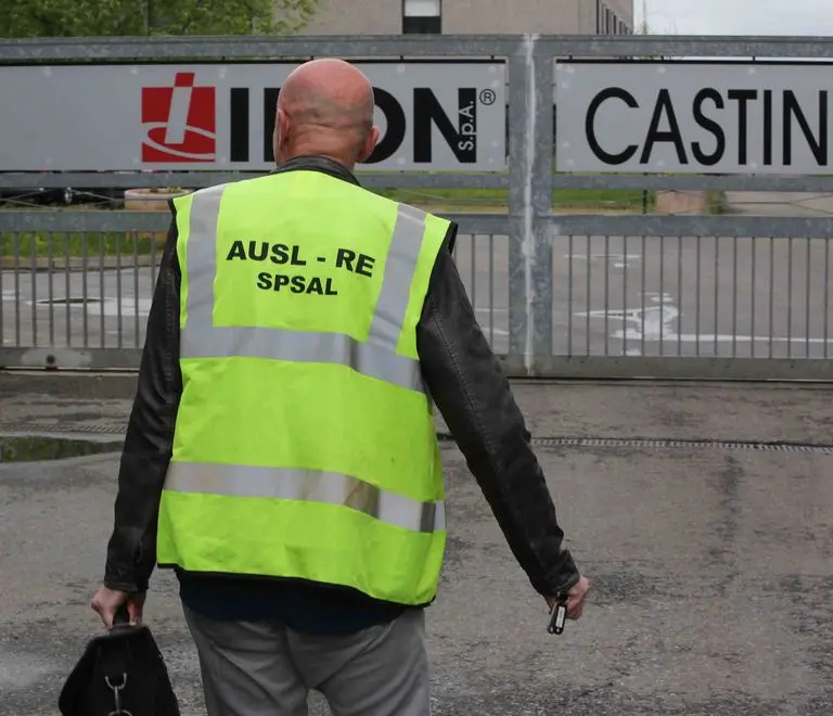 INFORTUNIO MORTALE IRON CASTING MANCASALE MUORE SCHIACCIATO DA UNA LASTRA DI METALLO