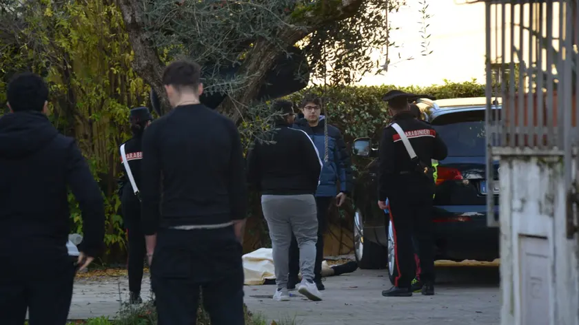 I carabinieri nella corte interna del ristorante San Martino (Foto Cavicchi/Macca)