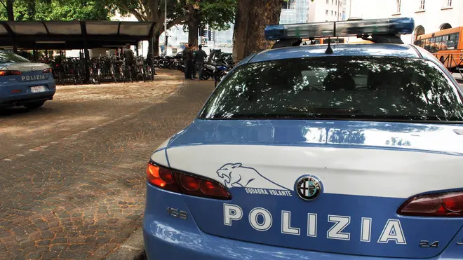 2011-05-02 -LO- Auto rubata piazza stazione pattuglia polizia polizei bolzano