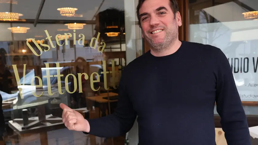 Paolo Lai davanti alla nuova osteria di piazzetta Trentin