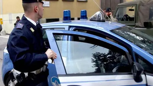 Carabinieri e giornalisti davanti alla sede federale della Lega Nord in via Bellerio, dove Carabinieri e Guardia di Finanza hanno compiuto una operazione nell'ambito dell'inchiesta sul tesoriere Francesco Belsito, Milano, 3 aprile 2012. .ANSA/STEFANO PORTA