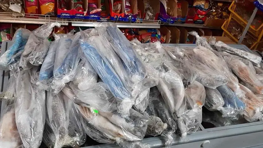 Il cibo sequestrato nel negozio