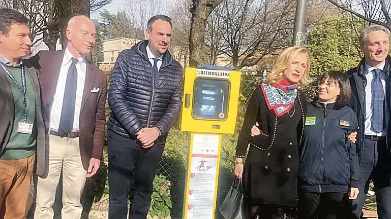 L’inaugurazione in Restera del primo dei nuovi defibrillatori