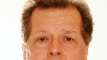 Qui a sinistra Levis Tedesco, 58 anni di Volpago, la vittima dell’incidente di caccia ieri sul Montello. Sopra, la sua Panda abbandonata nel bosco. A sinistra, gli amici cacciatori davanti alla sede della sezione, Cesarino Salvador e Gianni Mazzocco: «Era un cacciatore galantuomo, amico di tutti», raccontano. Tedesco lascia moglie e due figli