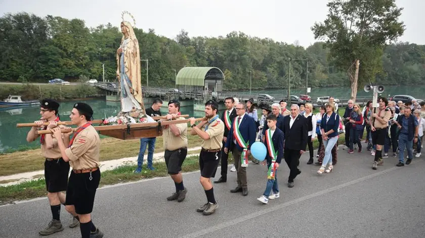 La processione a Fossalta per il ritorno della statua della Madonna del Vajont