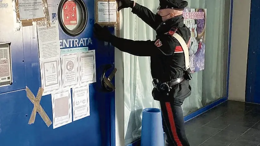 Sigilli a un centro massaggi (foto d'archivio)