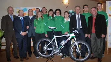 IN SELLA. Foto di gruppo degli atleti del Corpo Forestale
