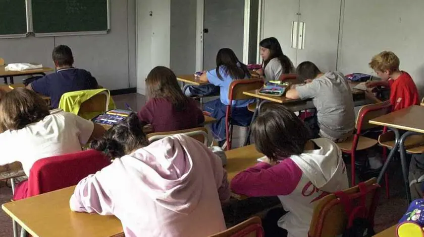 PRIMO GIORNO DI SCUOLA MEDIA (SABA ) VIA DEL VOLGA STUDENTI IN CLASSE PROFESSORI CROCEFISSO (Silvano Del Puppo, MILANO - 2002-09-09) p.s. la foto e' utilizzabile nel rispetto del contesto in cui e' stata scattata, e senza intento diffamatorio del decoro delle persone rappresentate