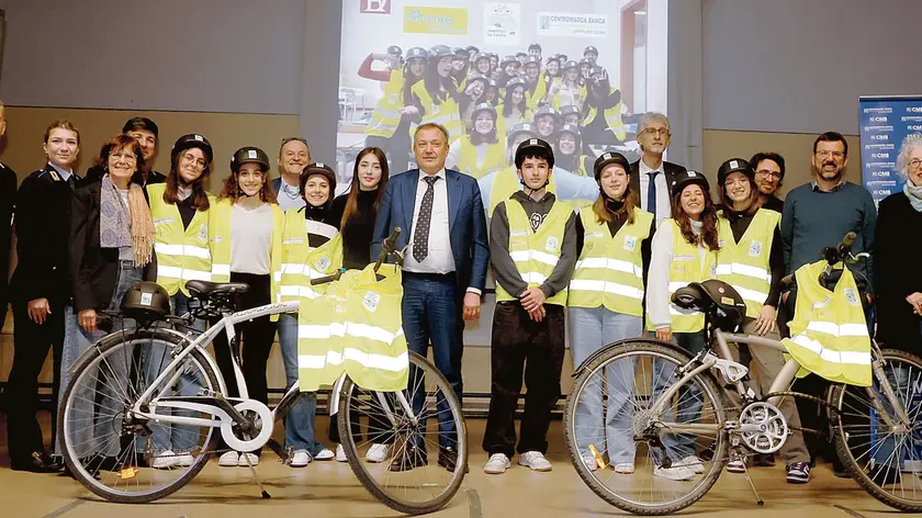 Gli studenti del Duca degli Abruzzi che hanno partecipato alla campagna social “Bici sicura-Mettici la testa”