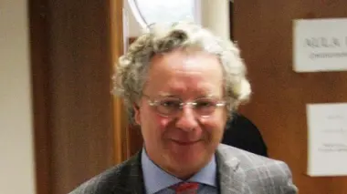 A destra la facciata del tribunale di Treviso Sopra Luigi Fadalti avvocato della cliente del notaio