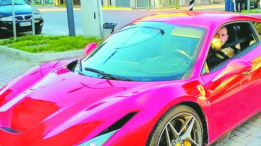 Il titolare di Green Project Agency, Tommaso Giuliano, sull’onda degli incassi, si regalò una Ferrari