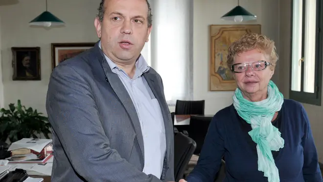 Borghesi Montebelluna Nives Marcon incatenata al municipio per protesta contro sfratto ricevuto il sindaco Marzio Favero la riceve