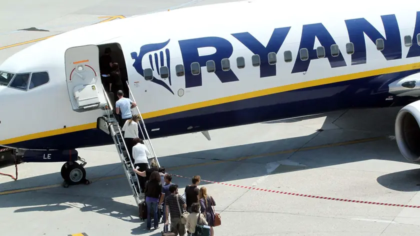 Nella foto l'imbarco di alcuni passeggeri su un'aereo della Ryanair