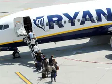Nella foto l'imbarco di alcuni passeggeri su un'aereo della Ryanair