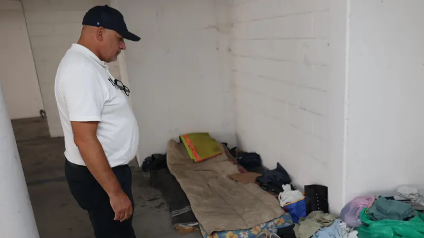 Qui sopra uno dei vigilantes che accompagnano le dipendenti