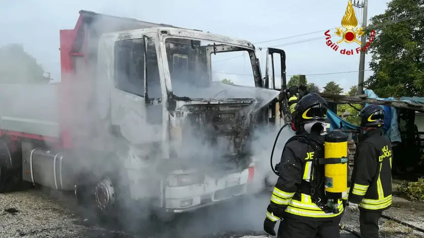 L'autocarro incendiato a Mareno