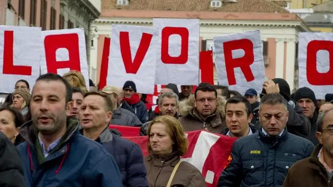 Una manifestazione di disoccupati in una recente immagine. E' irrealistico pensare che interventi di natura normativa fiscale e contributiva possano riassorbire la disoccupazione. Lo ha detto il ministro del Lavoro, Enrico Giovannini spiegando, in audizione alla commissione Lavoro del Senato, che dovrebbe aumentare la produzione. ANSA \ CIRO FUSCO