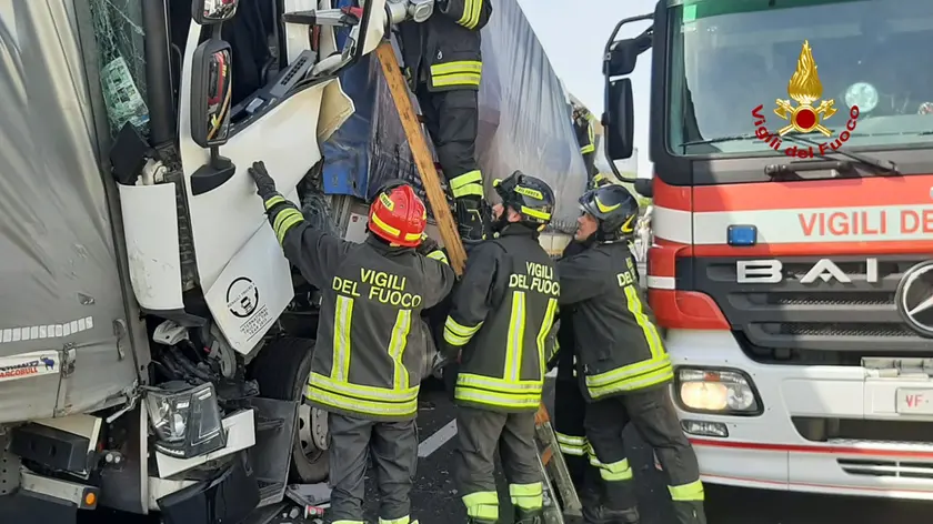 I vigili del fuoco al lavoro sul luogo dell'incidente avvenuto stamani in A4 fra il casello di San Donà e Cessalto