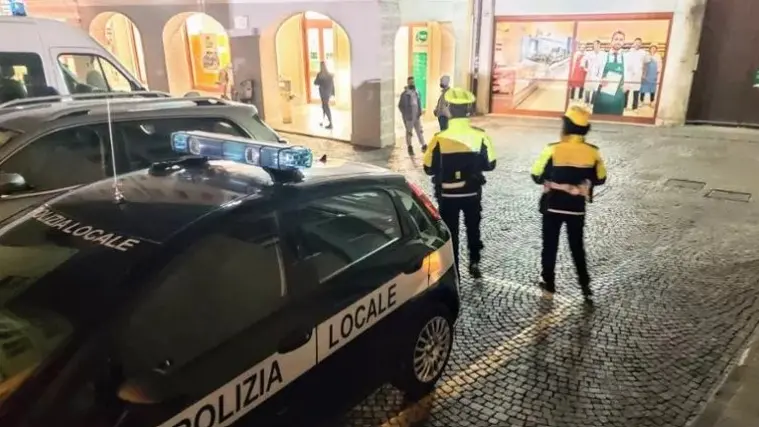 Forze dell’ordine davanti al Pam di via Zorzetto