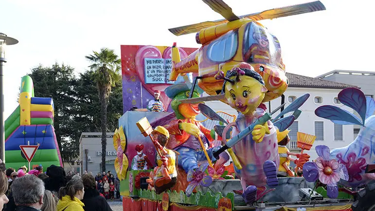 Borghesi Volpago carri e maschere al carnevale
