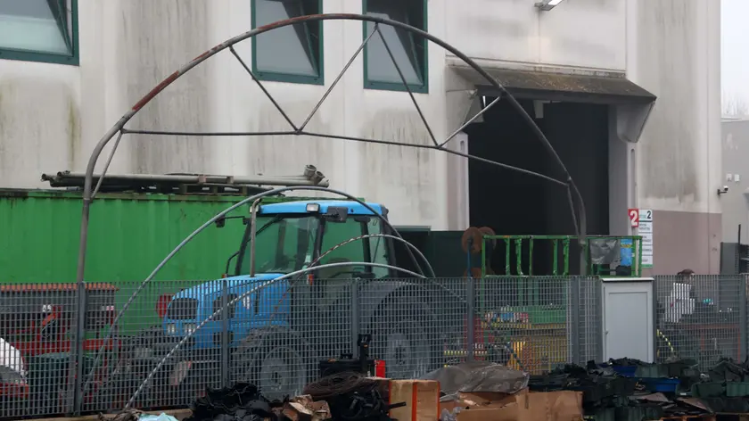 L'autofficina Fardin a Scandolara colpita dall'incendio