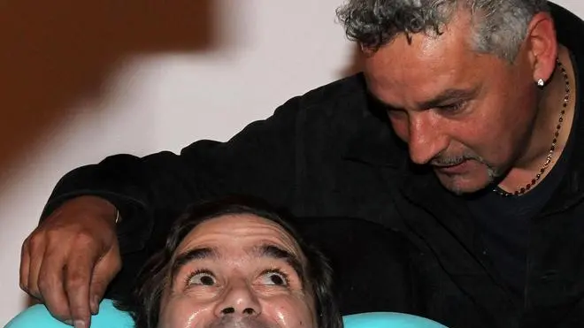 Stefano Borgonovo (S)con Roberto Baggio in occasione della presentazione del suo libro " Attaccante nato " a Milano. ANSA/MATTEO BAZZI