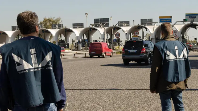 Un momento dell'operazione della Direzione investigativa antimafia denominata 'Tekno' in cui vengono contestati la concessione e il pagamento ai 57 dipendenti del Consorzio per le autostrade siciliane di incentivi ottenuti per lavoro che, secondo l'accusa, sarebbe stato svolto nell'orario d'ufficio e per compiti previsti dalla mansione svolta per conto del Cas. Messina, 12 aprile 2017. ANSA/ Us Direzione investigativa antimafia +++EDITORIAL USE ONLY - NO SALES+++