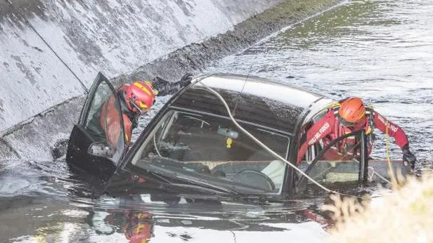 Il recupero dell'auto finita nel canale