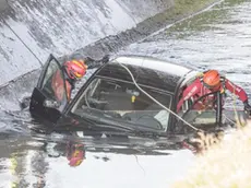 Il recupero dell'auto finita nel canale
