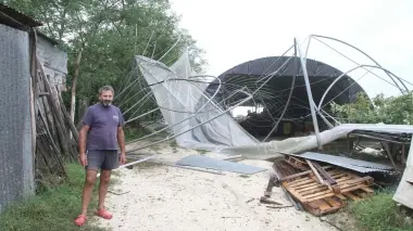 L’assessore Antonio Cazzaro e la serra distrutta Sopra rami divelti a Zero