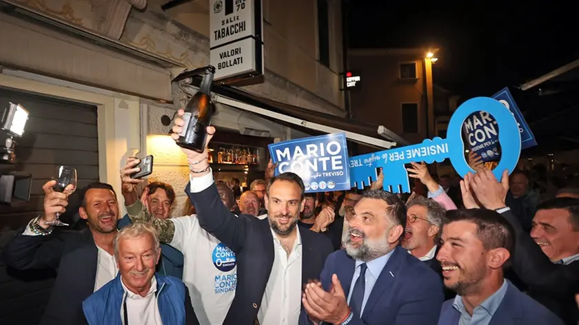 Mario Conte festeggia l'elezione con gli alleati in piazza Trentin