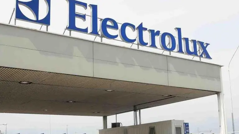 Una veduta esterna dello stabilimento Electrolux di Porcia (Pordenone), in una immagine di repertorio. ANSA/ALBERTO LANCIA