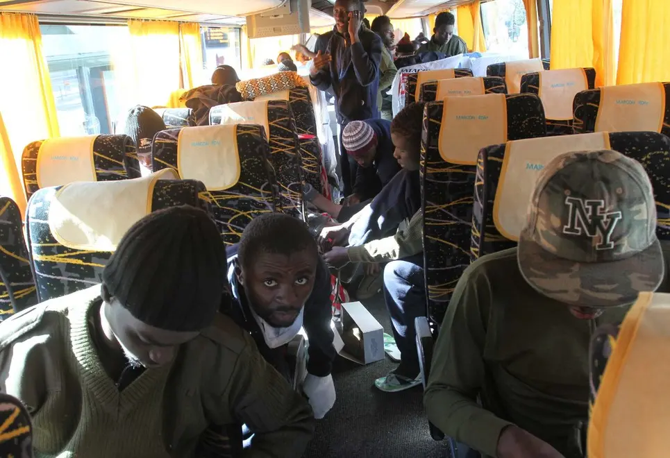 ZAGO TREVISO CORRIERA DI PROFUGHI DI FRONTE ALLA STAZIONE DEI TRENI