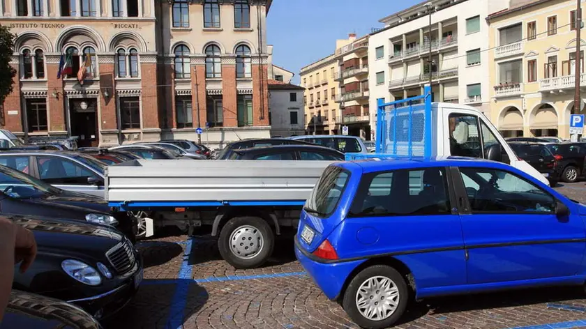 FRIGO TREVISO PARCHEGGIO IRREGOLARE DI FURGONE IN PIAZZA VITTORIA AGENZIA FOTOGRAFICA FOTOFILM